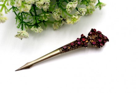 Alfinete de cabelo em prata e ouro recortado com aplicação de rubis.